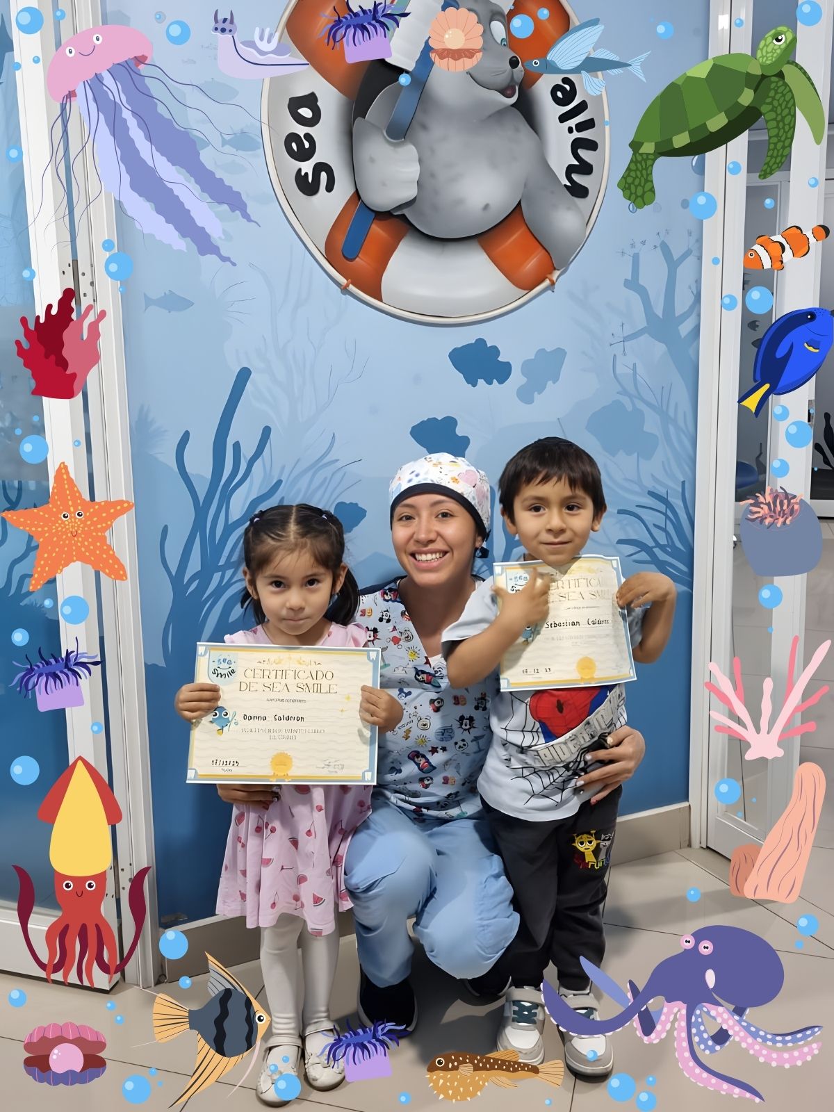 Niño con gorro de pez payaso y marioneta en clínica dental temática marina Sea Smile Kids